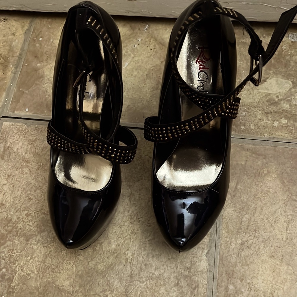 Red Circle platform shoes Black & Gold